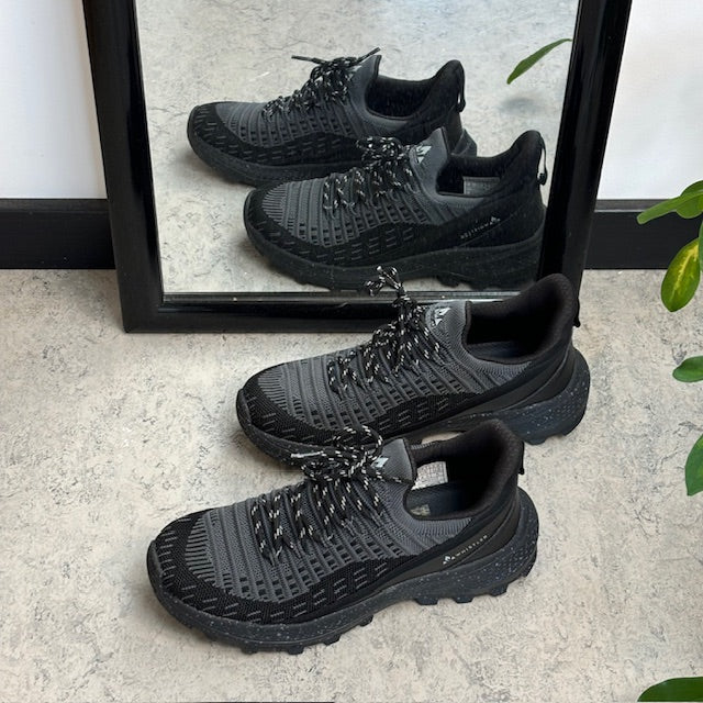 Mörkgrå slip-ons från Whistler med bred passform
