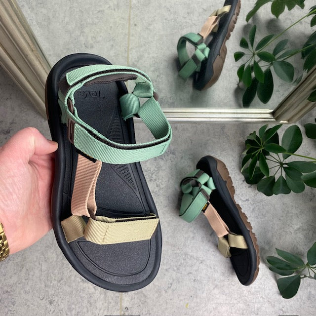 Flerfärgad sandal från Teva med tre justerbara remmar