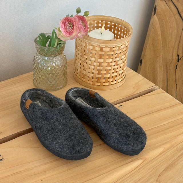 Låga mörkgrå ulltofflor med halkfria sulor från Green Comfort