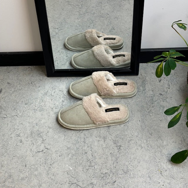 Ljusgrön innesko med synlig pälskant