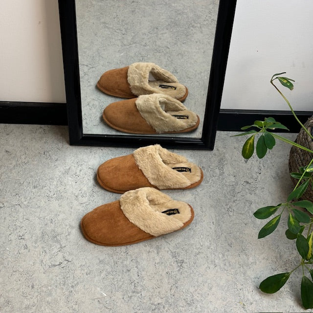 Bruna slip-in-tofflor med synlig pälskant