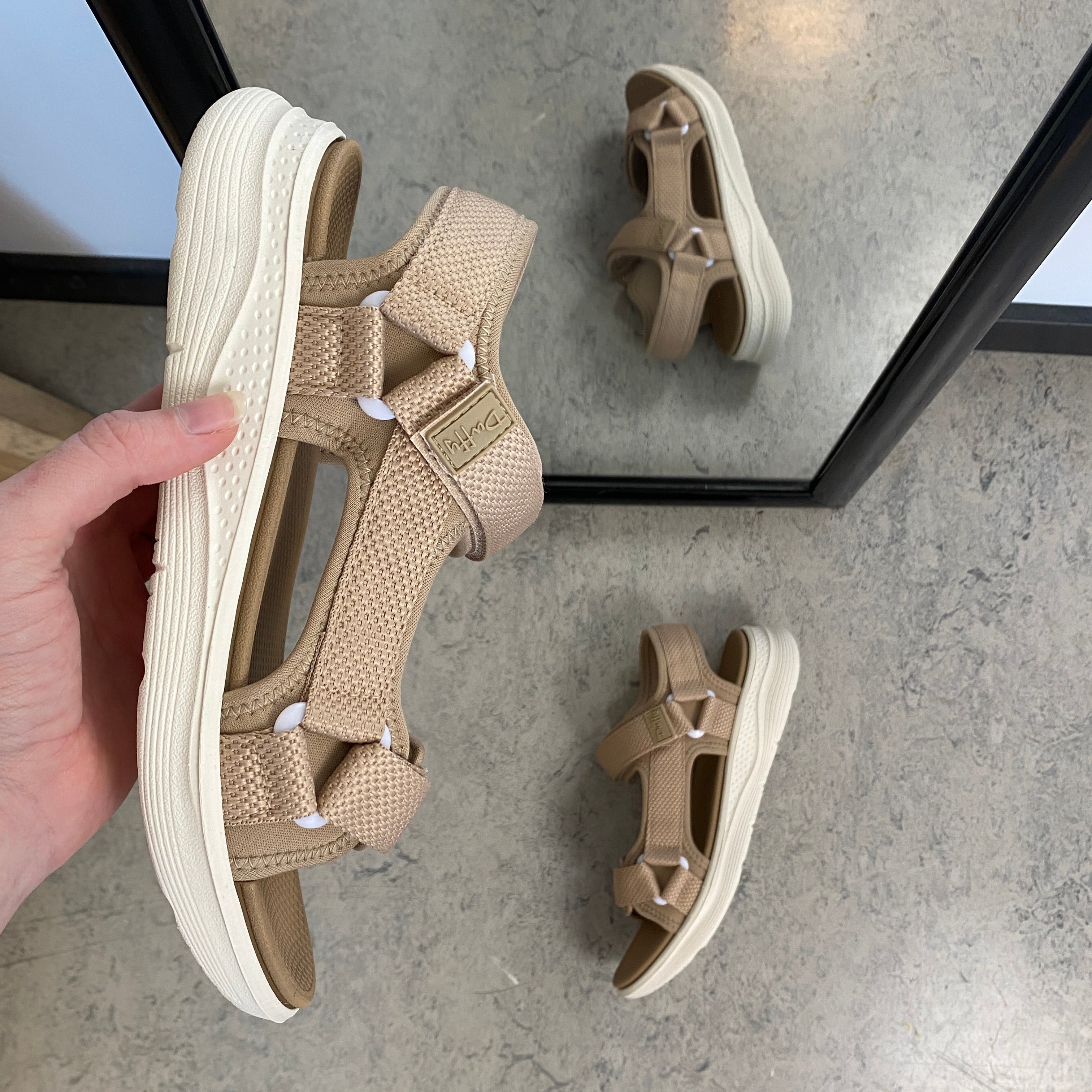 Taupe bekväm sandal med justerbara remmar & lätt stötdämpning