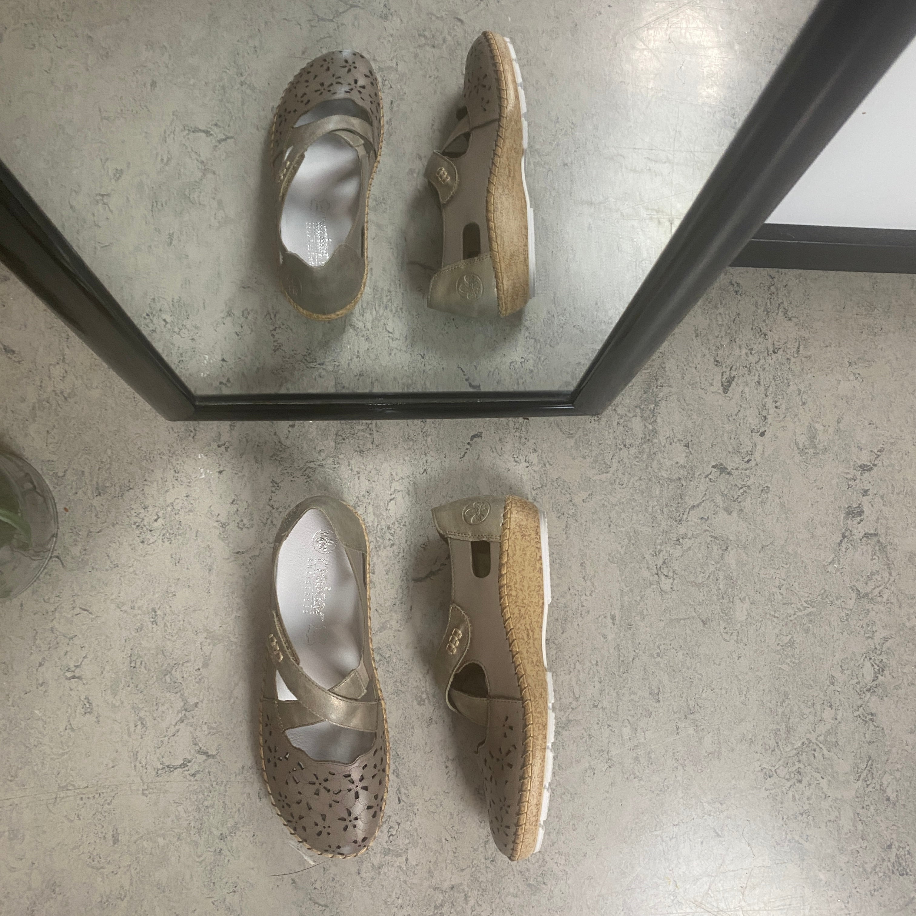 Rieker beige sluten sandal med kardborre och blommönster