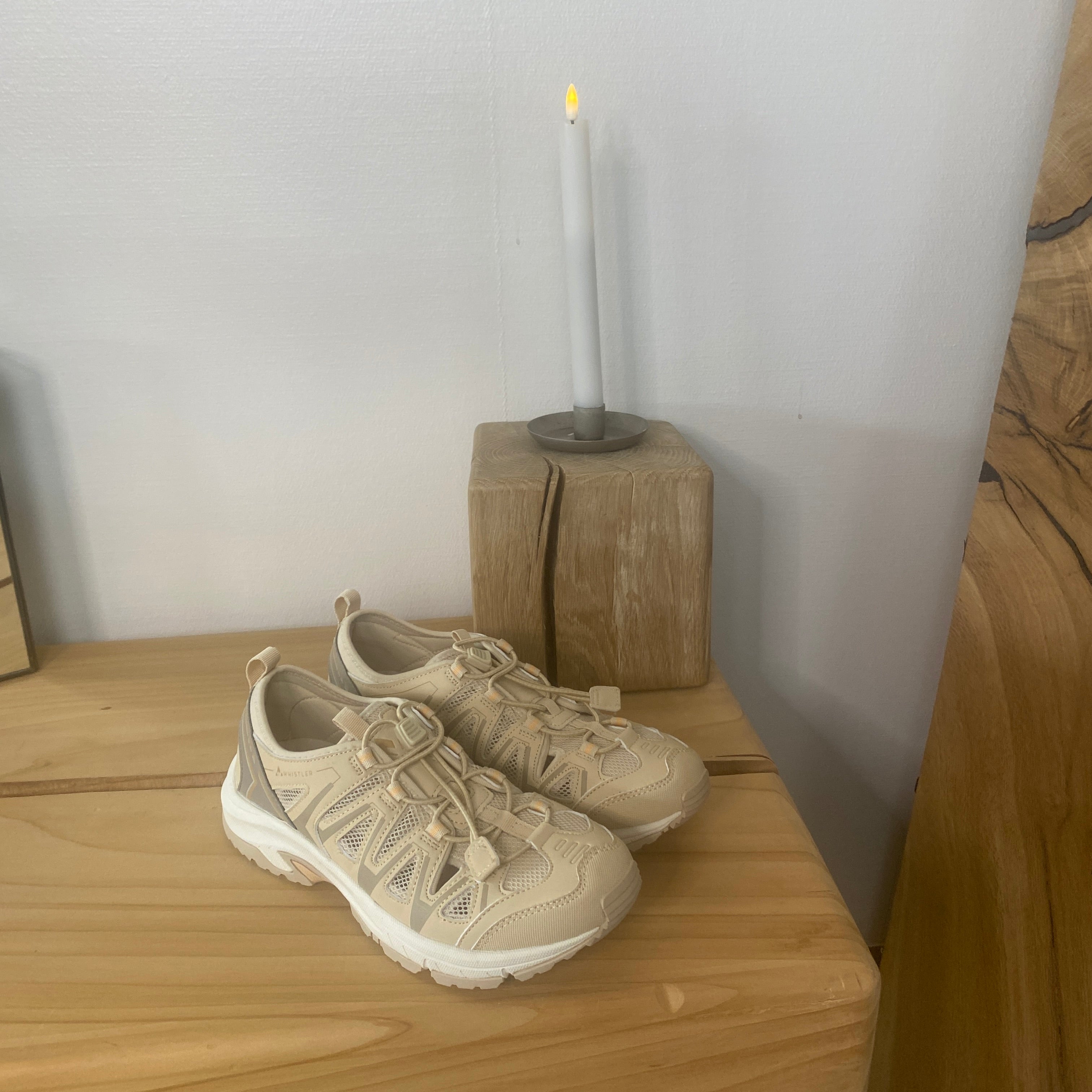 Whistler Puente W Shoe – Extra ventilerad sneaker i beige med elastisk snörning