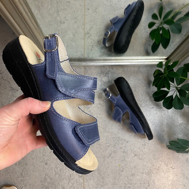 Blå bred skinnsandal med kardborre