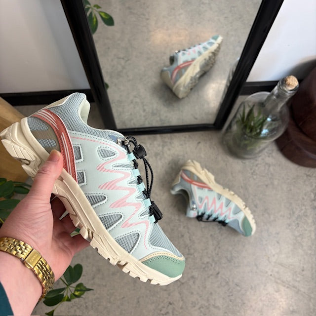 Flexibla blå sneakers med elastiska snören