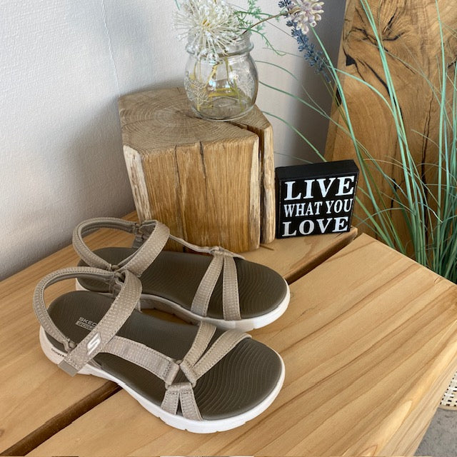 Beige Skechers GOwalk-sandal, bred modell