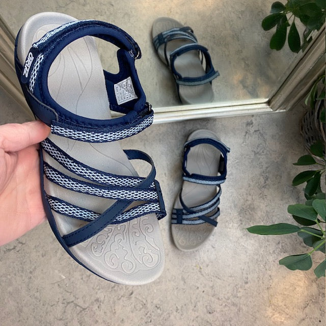 Sportig lättviktsandal i marinblå med justerbara remmar, hålfotsstöd och upphöjd framfot