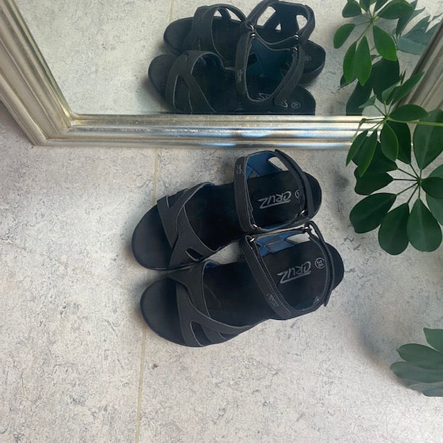 Lätt sandal från Cruz med fotvalvsstöd