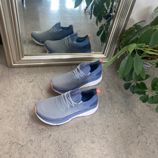 Blå andningsbar slip-on-sko med stötdämpning