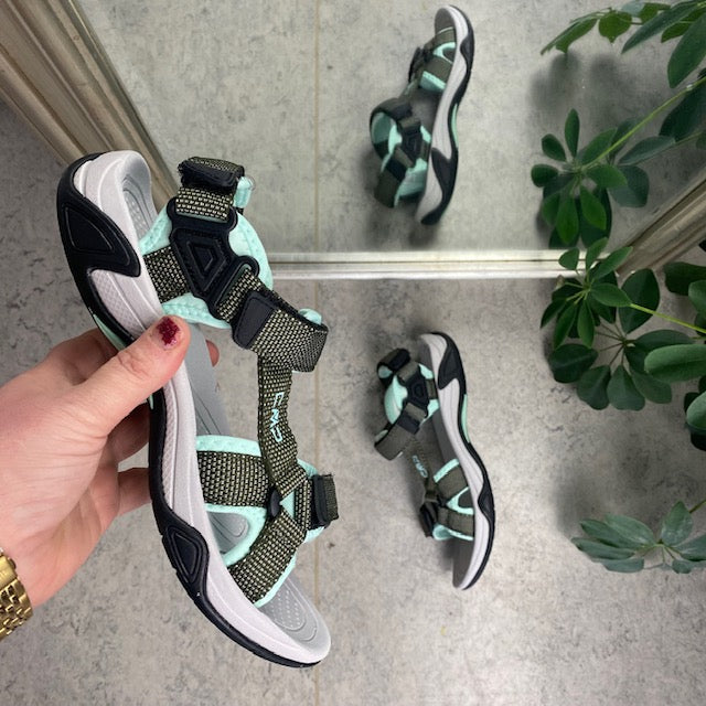 Turkos CMP sportsandal med ränder — bred passform