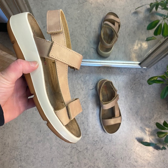 Beige lädersandal med tre justerbara remmar och hålfotsstöd