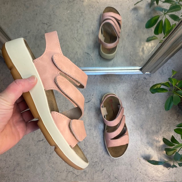 Elegant rosa skinnsandal med justerbara remmar