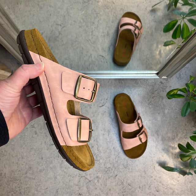 Rosa slip-on-sandal i skinn med breda remmar