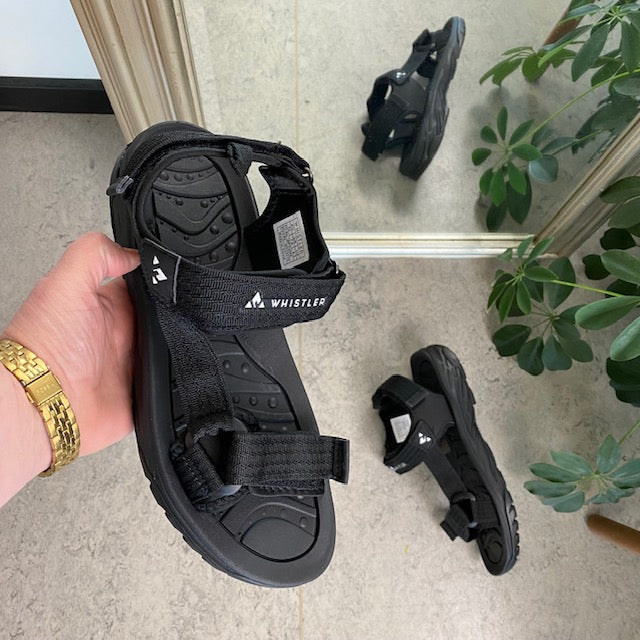 Svart sportig sandal från Whistler med tre justerbara remmar