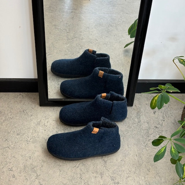 Höga marinblå ulltofflor med halksäker sula från Green Comfort