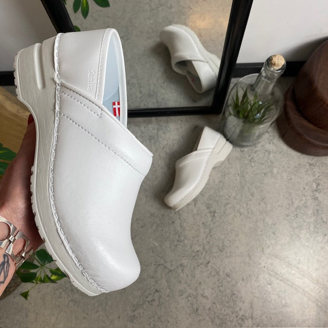 Vit flexibel Sanita-träsko med hälkappa