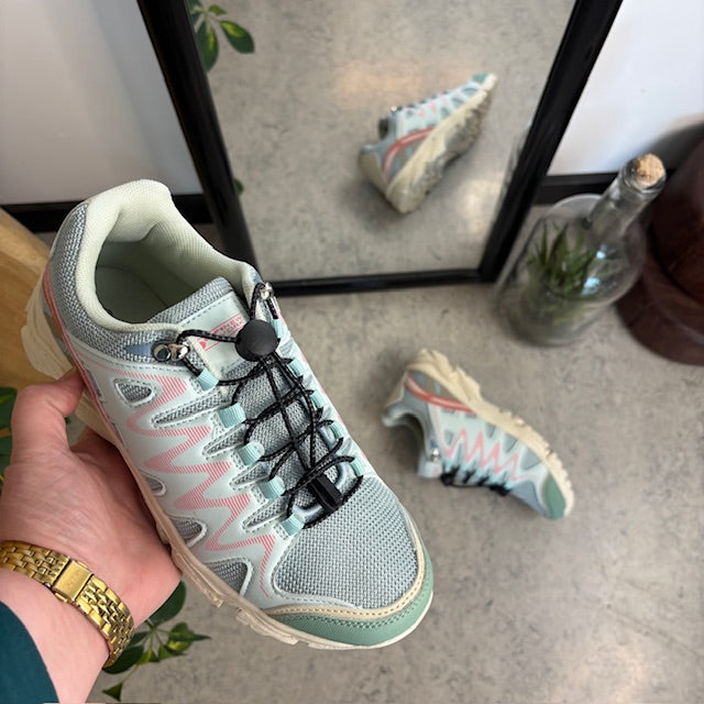 Flexibla blå sneakers med elastiska snören