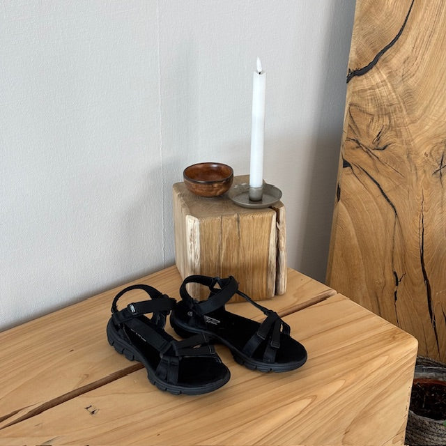 Lättviktsandal i svart med justerbara remmar