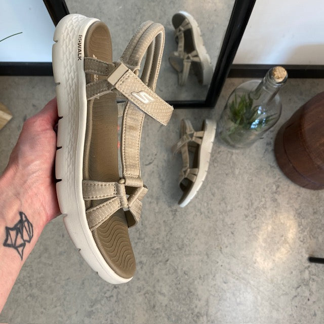 Beige Skechers GOwalk-sandal, bred modell