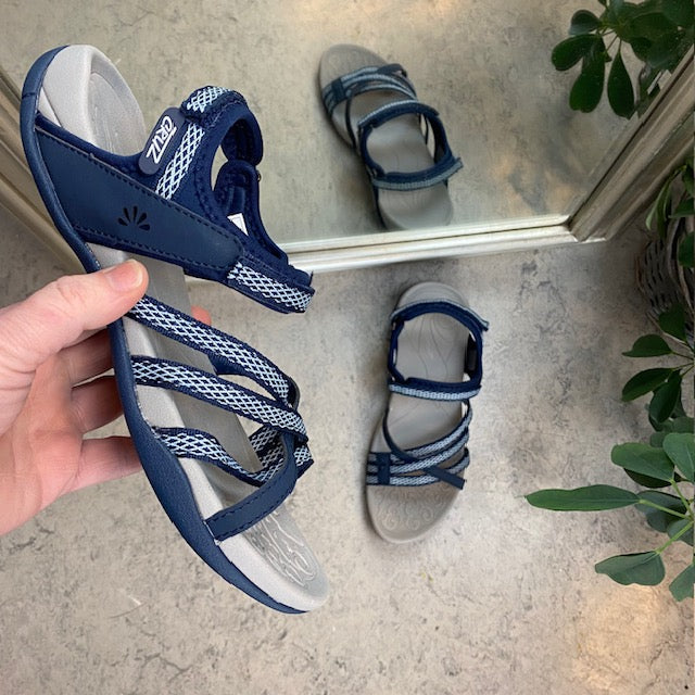 Sportig lättviktsandal i marinblå med justerbara remmar, hålfotsstöd och upphöjd framfot