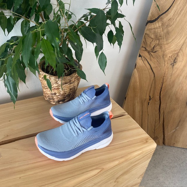 Blå andningsbar slip-on-sko med stötdämpning
