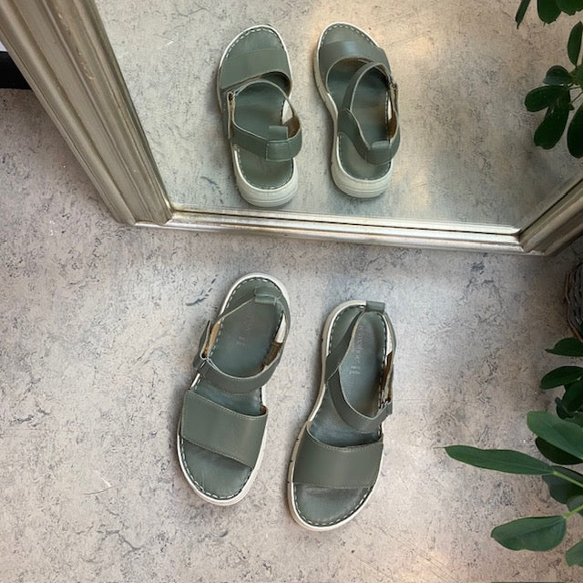 Mjuk och flexibel lädersandal i grön från Relaxshoe
