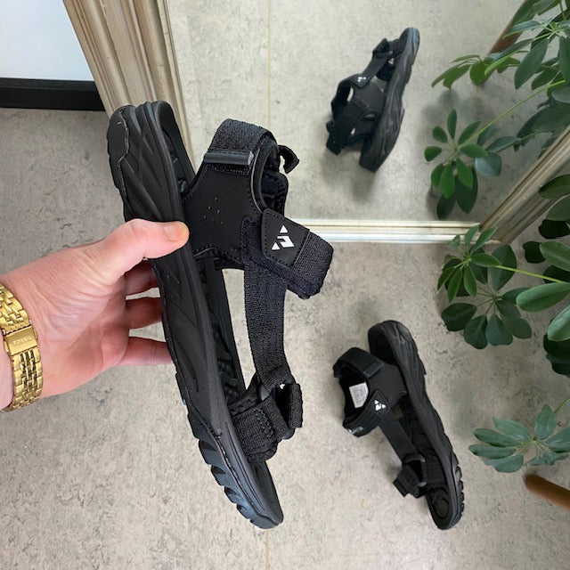 Svart sportig sandal från Whistler med tre justerbara remmar