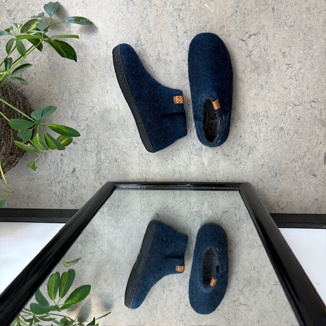 Höga marinblå ulltofflor med halksäker sula från Green Comfort