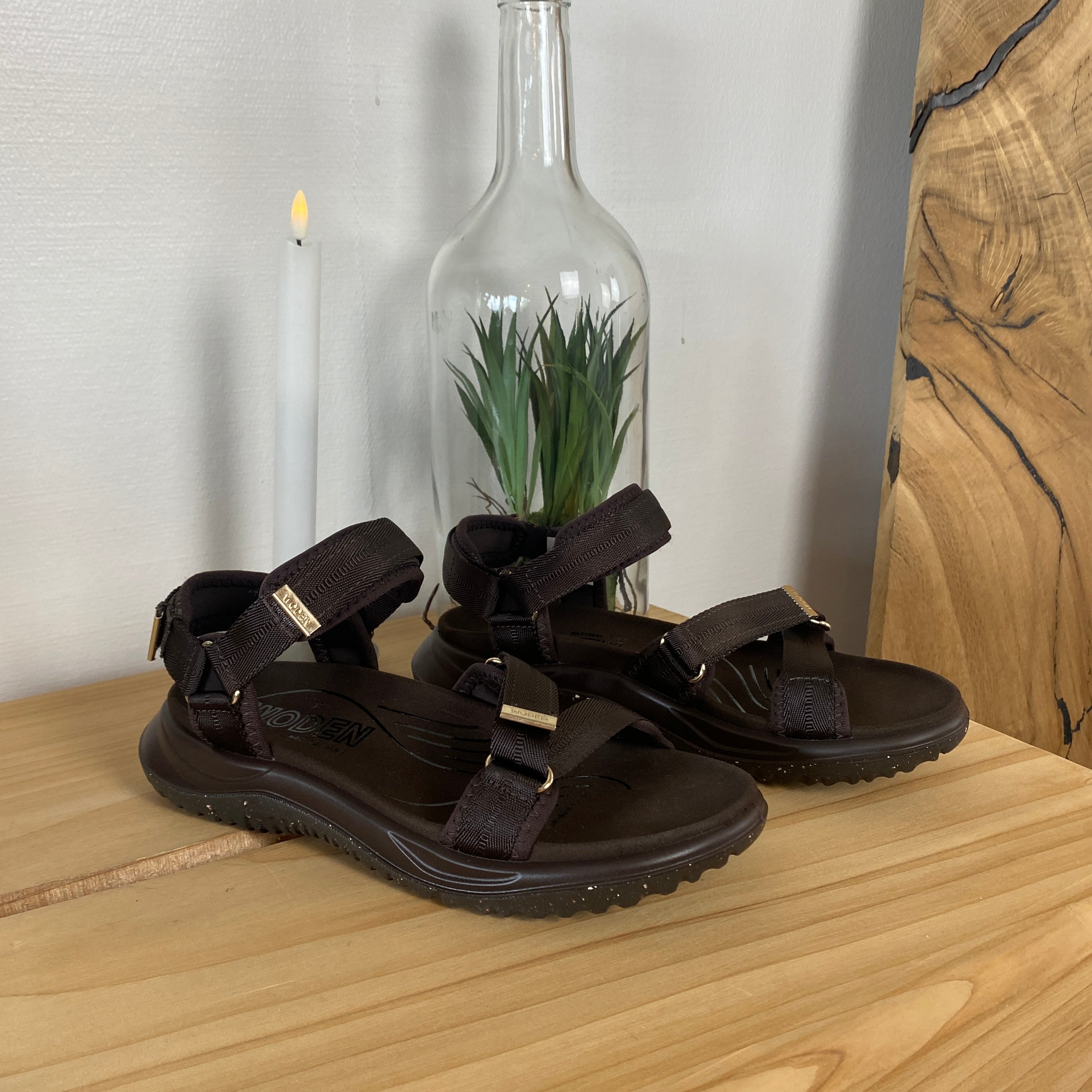 Mörkbrun Woden Solvej sandal – lätt komfort, hålfotsstöd & justerbar passform