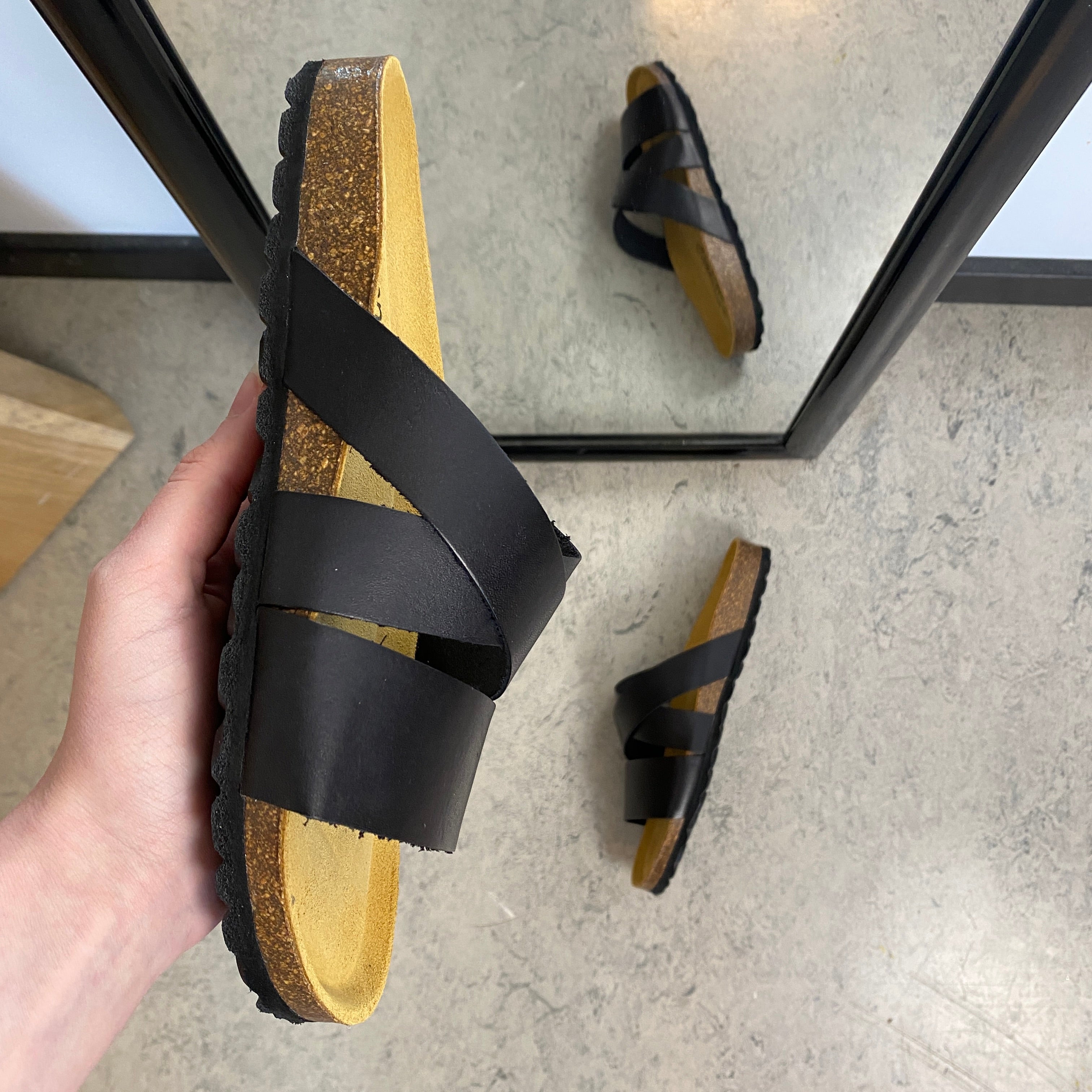 Slip-on sandal i svart slätt läder med korsremmar – komfort & stöd | SSKbutiken.se