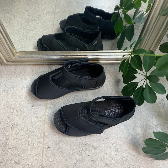 Sandal från OrtoMed med kardborre och öppen tå