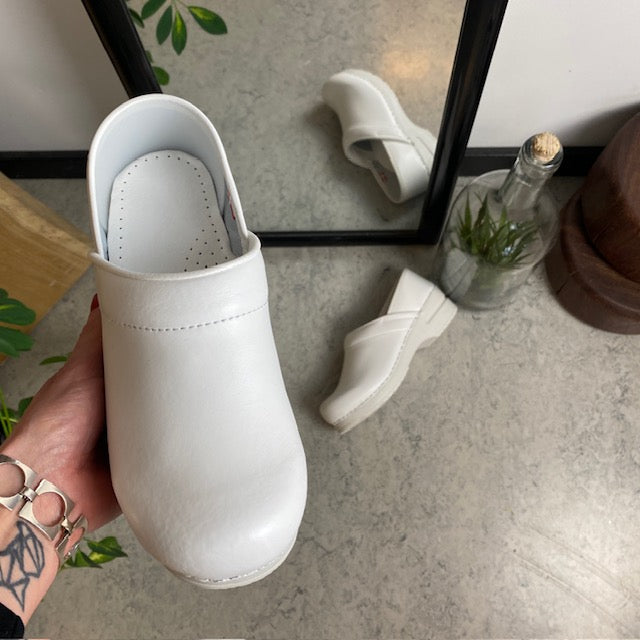 Vit flexibel Sanita-träsko med hälkappa