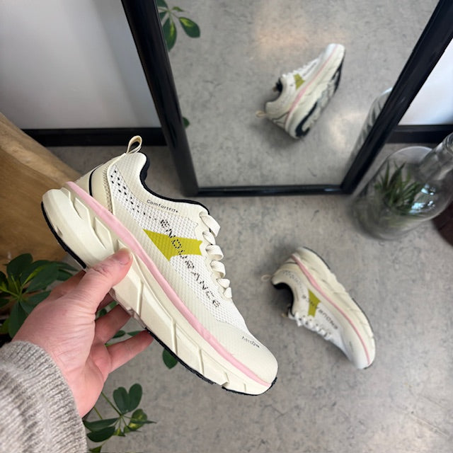 Andningsbara Endurance Comfortfit-sneakers med rosa detaljer