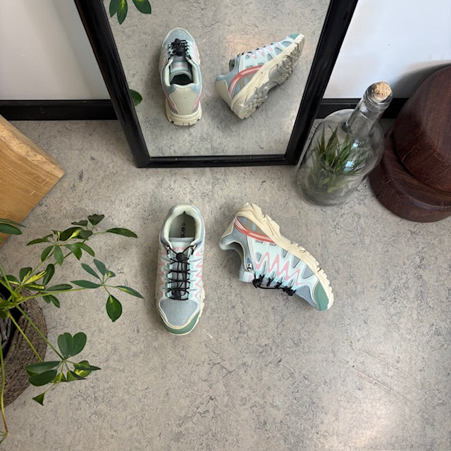Flexibla blå sneakers med elastiska snören