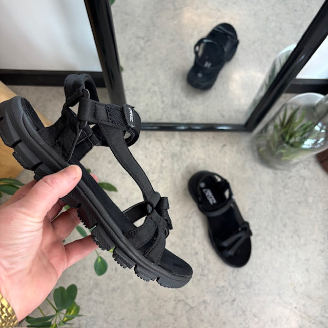 Lättviktsandal i svart med justerbara remmar