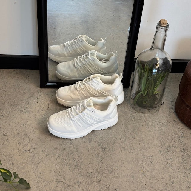 Vit lättviktsko från Gaitline med optimal dämpning och fotvalvsstöd
