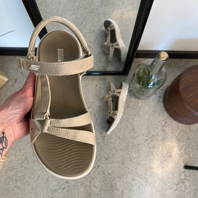 Beige Skechers GOwalk-sandal, bred modell