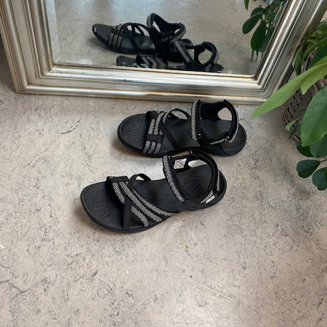 Snygg svart sportig lättviktsandal med hålfotsstöd