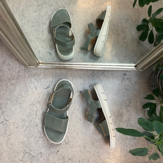 Mjuk och flexibel lädersandal i grön från Relaxshoe