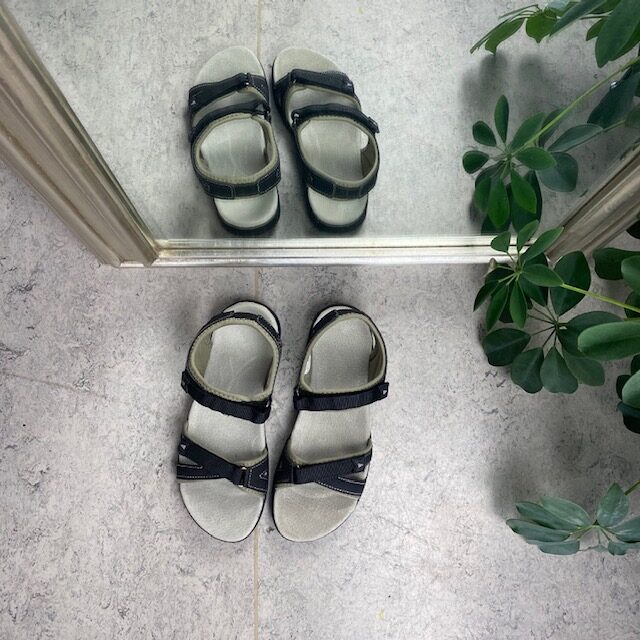 Svart lättviktsandal från CMP med stötdämpning