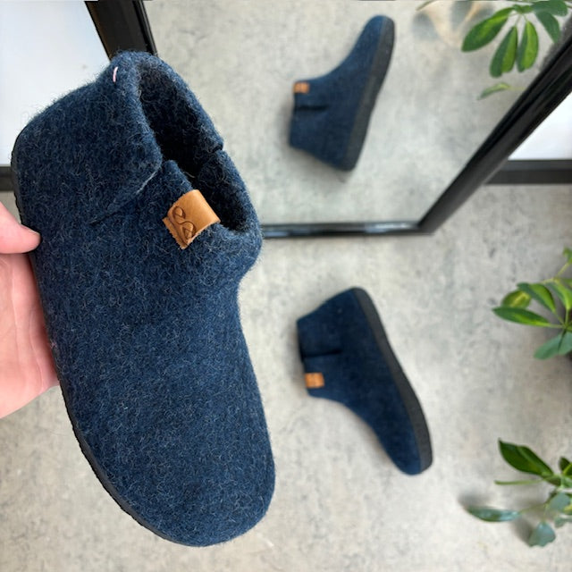 Höga marinblå ulltofflor med halksäker sula från Green Comfort