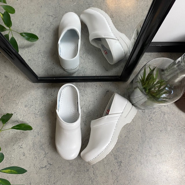 Vit flexibel Sanita-träsko med hälkappa