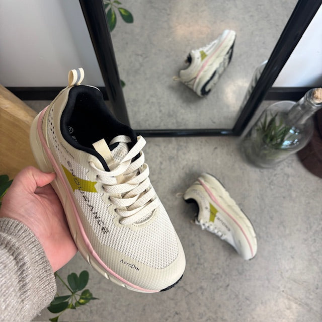 Andningsbara Endurance Comfortfit-sneakers med rosa detaljer