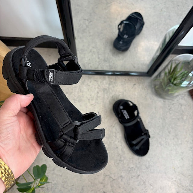 Lättviktsandal i svart med justerbara remmar