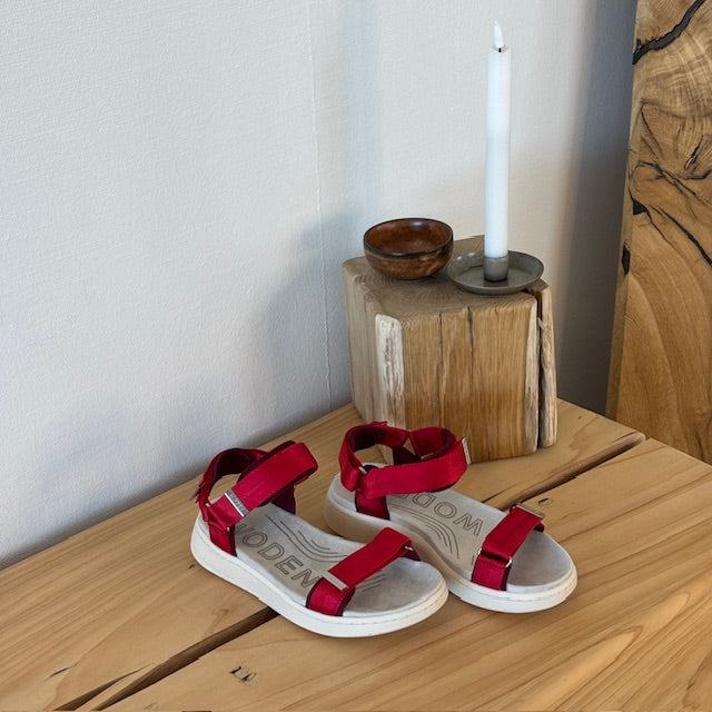 Snygg röd sandal från Woden