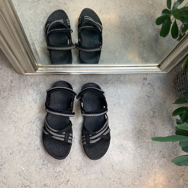 Snygg svart sportig lättviktsandal med hålfotsstöd