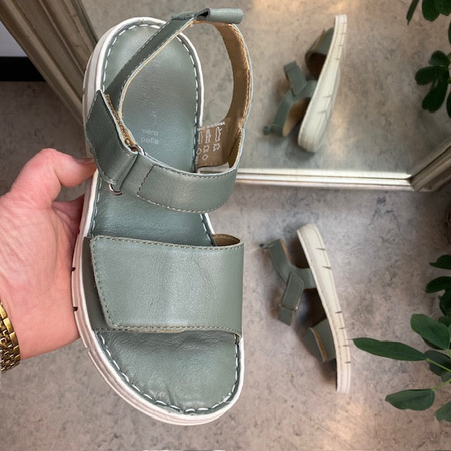 Mjuk och flexibel lädersandal i grön från Relaxshoe