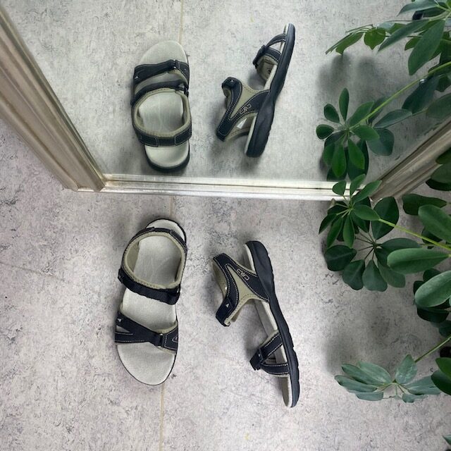 Svart lättviktsandal från CMP med stötdämpning
