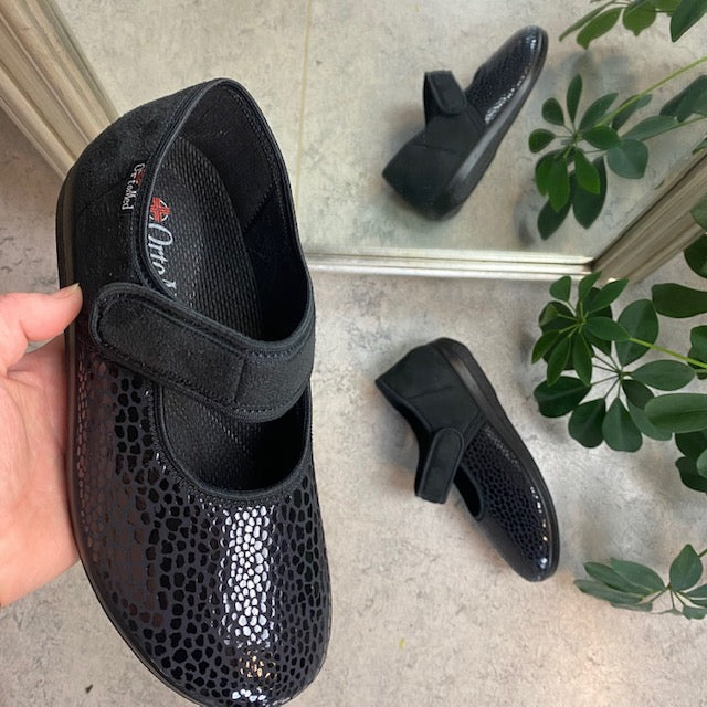 Bred ballerina med kardborre och extra plats